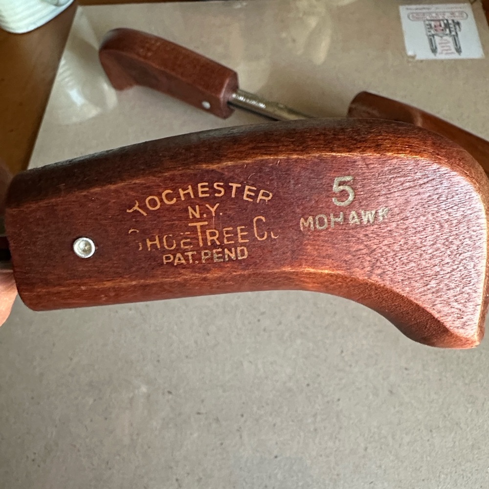 TOCHESTER Adjustable Men's Shoe Trees - Brown Wooden Finish - Picture 2 of 9